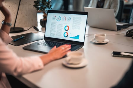 Laptop auf Schreibtisch zeigt Report mit Vanity Metrics