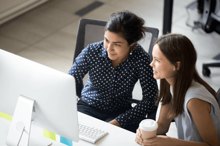 Zwei Frauen vor Computer führen User Testing durch