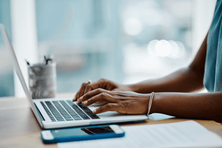 Frau geht der Frage „Was ist ChatGPT“ am Laptop nach