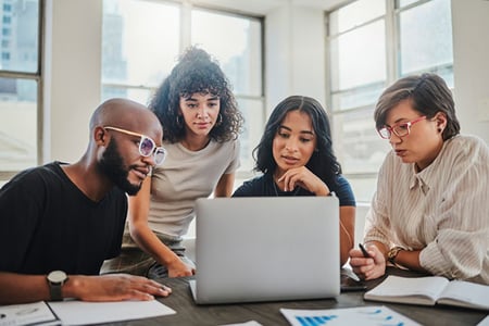 personen-am-laptop-die-zusammenarbeiten