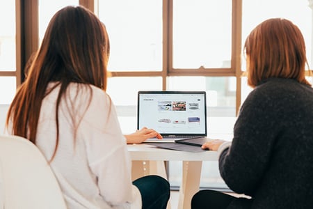 Zwei Frauen vor Laptop nutzen Website-Analyse-Tools