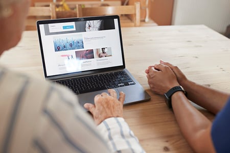 Ein Website-Relaunch wird von zwei Personen am Laptop durchgeführt