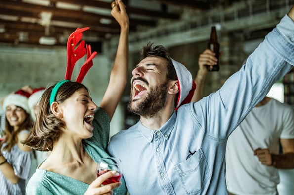 Mitarbeitende auf Weihnachtsfeier im Büro