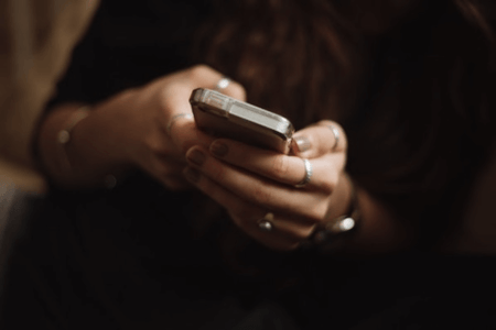 Person ließt einen WhatsApp Newsletter auf dem Smartphone
