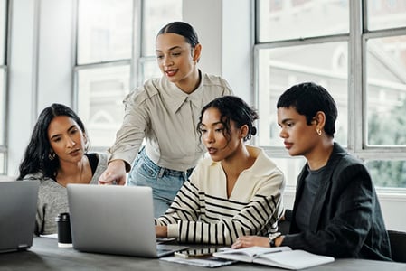 Team aus Frauen beraten sich über WordPress-Alternativen