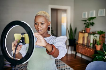Frau erstellt YouTube-Intro zuhause mit Smartphone
