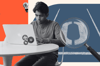 Person sitzt am Laptop und untersucht Zero-Click-Content