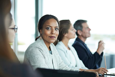 Frau in Meeting denkt an Zielbeziehungen im Unternehmen