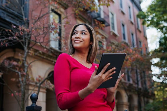 Frau-in-rotem-Shirt-die-Kundenservice-Software-auf-Tablet-nutzt
