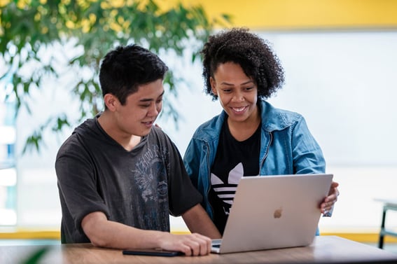 Mitarbeiter-fuehren-Kundenumfrage-durch