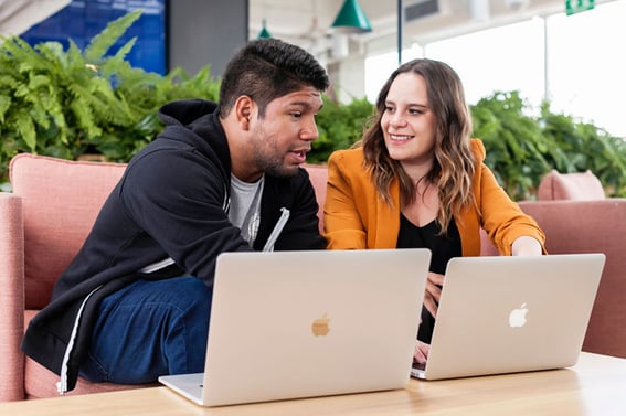 service-mitarbeiter-im-gespraech