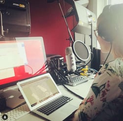 Julia Lenhard im Aufnahmestudio