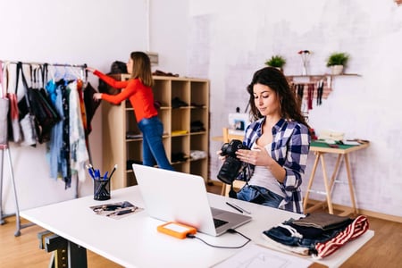 person using a wordpress fashion theme for their blog