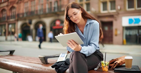 Person looking at wordpress reddit communities on her ipad