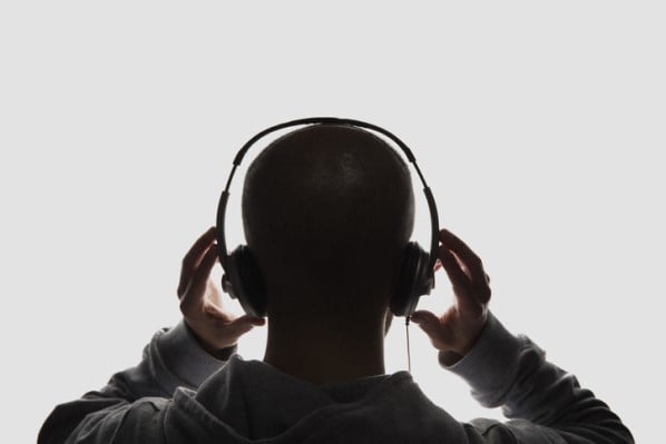 Multiple headphones one online source