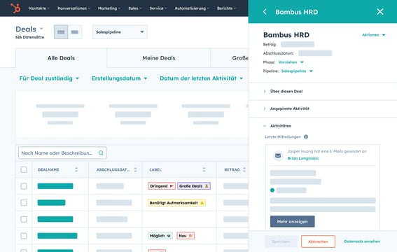 Die Benutzeroberfläche von Sales Hub zeigt eine Liste von Deals mit Tags, Phase, zuständigen Mitarbeitenden und Beträgen