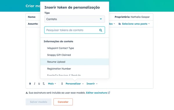 Análise dos modelos de e-mail da HubSpot mostrando gráfico de barras com envios, aberturas, cliques e respostas 