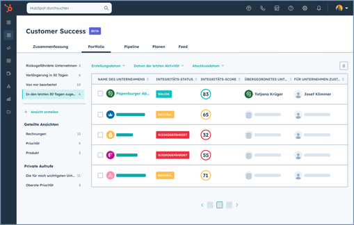 Die HubSpot-Benutzeroberfläche zeigt den Customer-Success-Workspace, der auf die Registerkarte „Portfolio“ umgeschaltet und nach Unternehmen gefiltert wurde, die in den letzten 30 Tagen zugewiesen wurden. Der Bericht zeigt eine Tabelle der Unternehmen, ihren Integritäts-Score und die für das Unternehmen zuständige Person an.