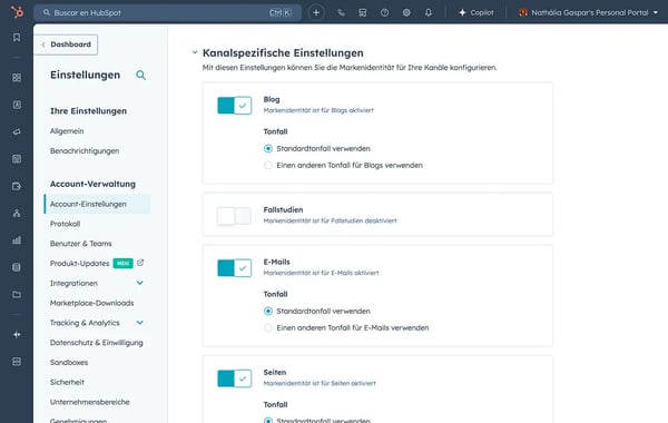 Die Benutzeroberflaeche der Markenidentitaet-Software von HubSpot auf unterschiedlichen Kanaelen