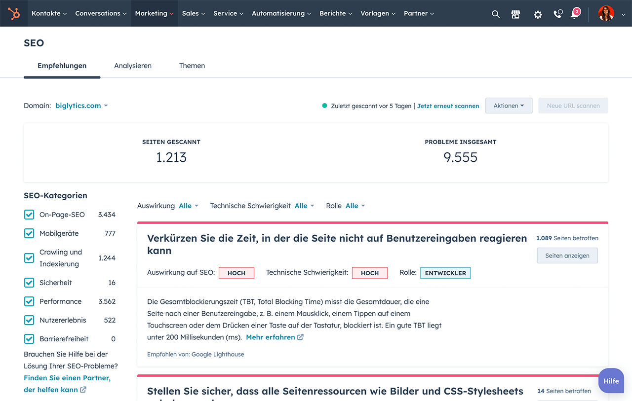 SEO-Software von HubSpot mit einer Liste von Empfehlungen, um SEO-Probleme zu beheben