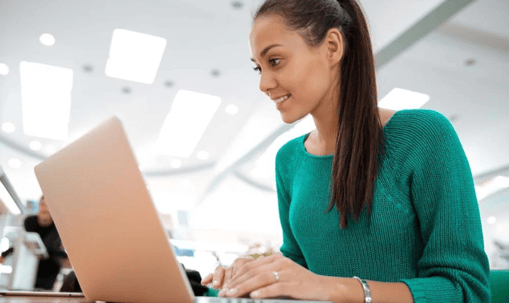 Bild zeigt jemanden bei der Arbeit