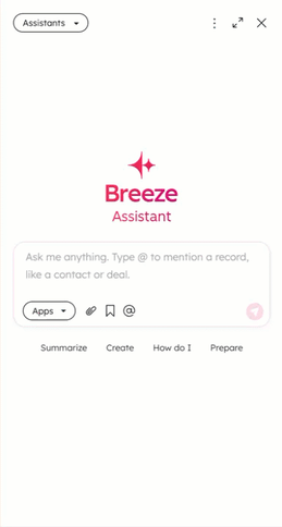 Se muestra el asistente de Breeze donde el usuario introduce un prompt manualmente y demuestra la selección de un prompt sugerido.