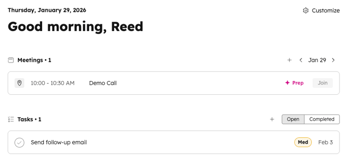 Eine Karte mit der Bezeichnung "Meetings" mit einer Zusammenfassung der heutigen Meetings. Eine zweite Karte mit der Bezeichnung "Aufgaben" zeigt zugewiesene Aufgaben an.