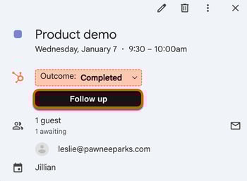 Um agendador de reuniões concluído no Google Agenda, destacando a opção de acompanhar um agendador de reuniões no HubSpot usando a extensão do HubSpot Sales para Chrome.