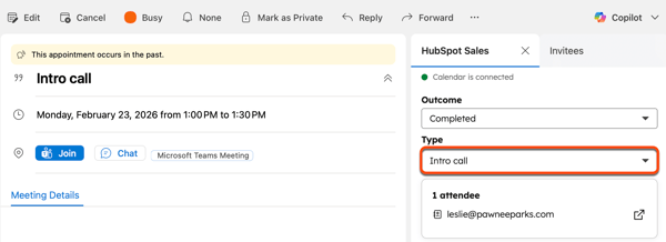 Um evento no calendário do Outlook que destaca a opção de registrar o tipo de agendador de reuniões com o complemento do HubSpot Sales Office 365.
