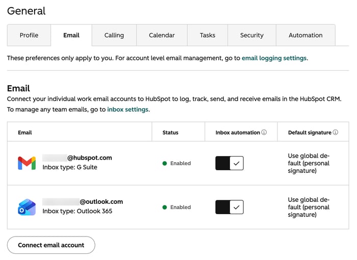 Les paramètres d’e-mail, qui montrent la liste de deux comptes de messagerie connectés : un e-mail G Suite et un e-mail Outlook 365, tous deux avec l’automatisation activée.