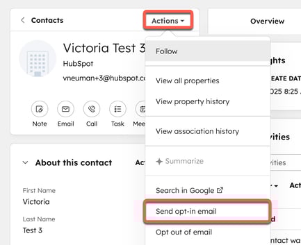 Captura de pantalla de un registro de contacto. El menú desplegable "Acciones" y la opción "Enviar correo opt-in" están resaltados.