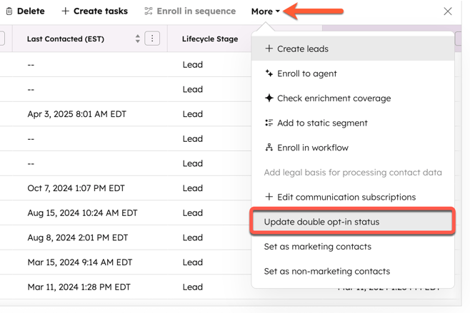Captura de pantalla de la página de índice de contactos. El menú desplegable "Más" está resaltado, al igual que la opción "Actualizar estado de confirmación doble".