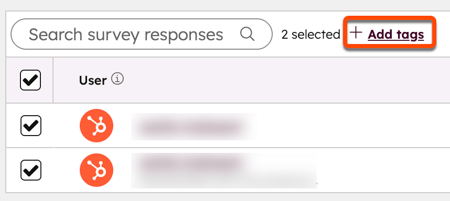 Dans l’onglet Réponses à l’enquête de feedback, le tableau des réponses s’affiche. Des cases à cocher sont sélectionnées à côté de chaque réponse. Une case est placée autour du texte avec lien hypertexte + Ajouter des balises.