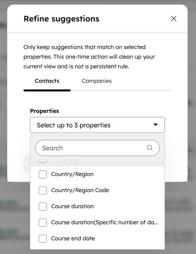 Ein Dialogfeld in HubSpot, das ein Dropdown-Menü zur Auswahl von Eigenschaften mit Kontrollkästchen zur Auswahl von bis zu drei Eigenschaften für die Duplikatauswertung anzeigt.