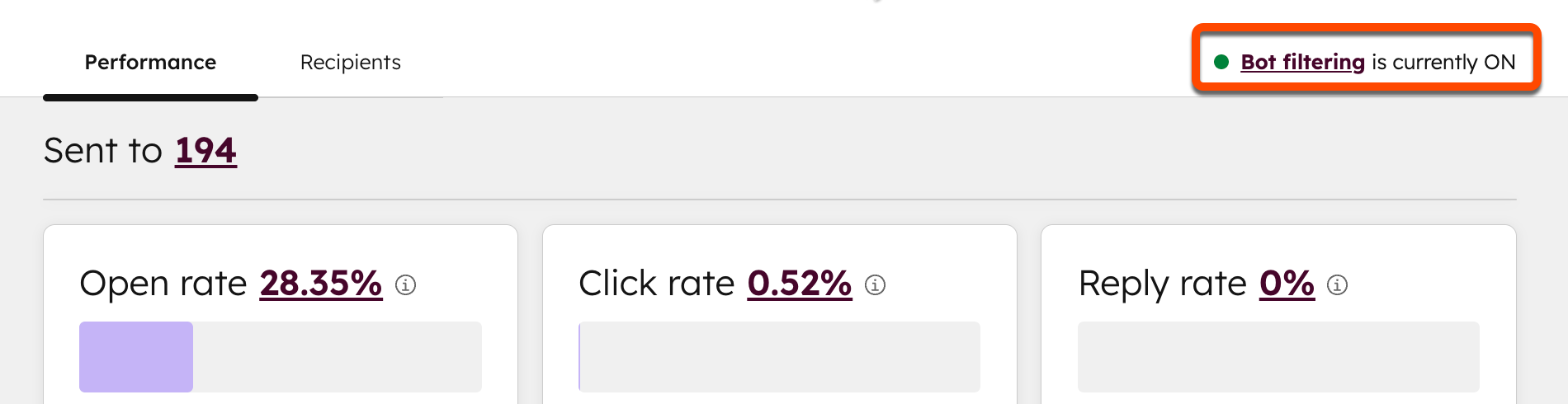 Screenshot der Performance-Seite einer Marketing-E-Mail Der Abschnitt "Bolt-Filterung ist derzeit aktiviert" der Seite ist hervorgehoben.