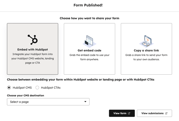 L’éditeur de formulaires propose différentes options, en mettant en avant la possibilité d’intégrer le formulaire à une page HubSpot ou à un CTA.