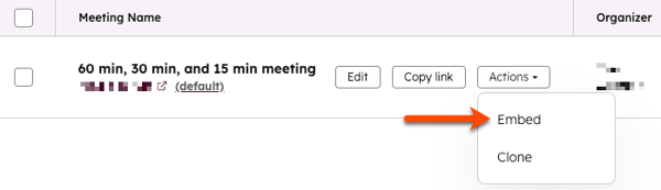 [アクション]ドロップダウンメニューが選択されていて[埋め込み]オプションを指す矢印が表示されたミーティングリンク。