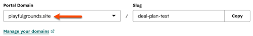 O menu suspenso Domínio portal definido como playfulgrounds.site e campo de Slug mostrando deal-plan-test, com o link Gerenciar seus domínios abaixo.
