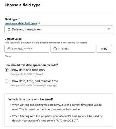 Panneau du type de champ de propriété montrant le sélecteur de date et d’heure sélectionné, avec les champs de valeur par défaut, les options de format d’affichage et les informations de fuseau horaire.