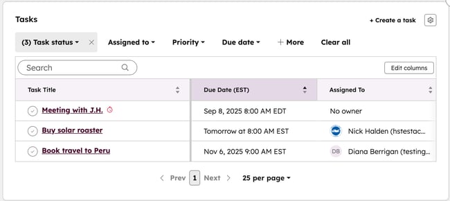 Carte Tâches de l’objet Projet avec des colonnes pour Titre de tâche, Date d’échéance et Attribué à, filtrées pour montrer trois tâches avec des propriétaires différents.