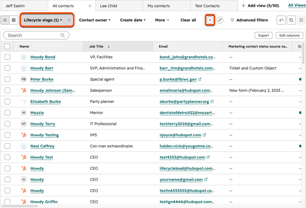 Kontaktindex mit angewendetem Filter für Lifecycle-Phase, wobei der Filterchip und die Schaltfläche "Filter hinzufügen" (+) eingekreist sind.
