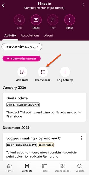 Kontaktens tidslinje i mobilappen med knapperne Tilføj note, Opret opgave og Log aktivitet synlige.