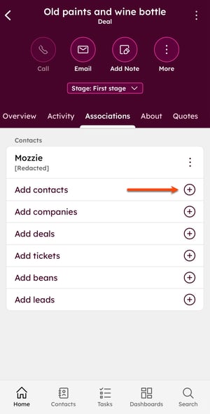 Fanen Dealregister Tilknytninger i mobilappen viser muligheder for at tilføje kontaktpersoner, virksomheder, deals, billetter og andre registre.