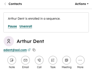 Eine Highlights-Karte für einen Kontakt. Über den Details des Kontakts steht eine Nachricht, die besagt: Arthur Dent ist in eine Sequenz aufgenommen Es stehen zwei Optionen zur Verfügung: Pausieren und Entfernen.