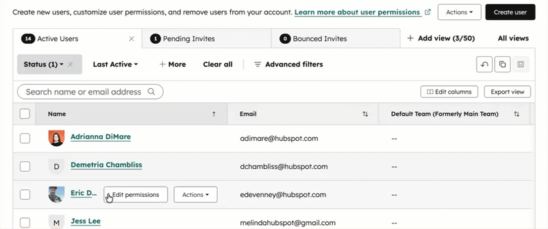 Animiertes GIF, das zeigt, dass Sie mehrere Benutzer gleichzeitig bearbeiten können, indem Sie die Kontrollkästchen neben ihnen aktivieren und dann auf Mehr und Eigenschaften bearbeiten klicken.