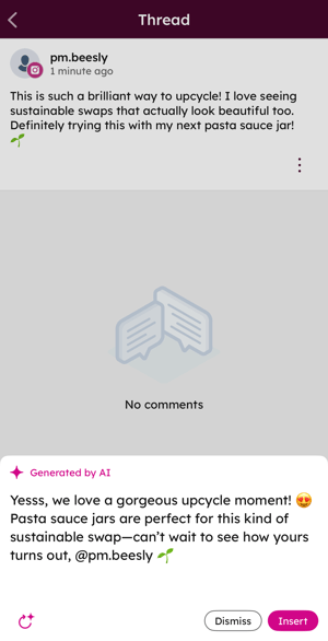 Captura de tela de um comentário de post social, mostrando a opção de inserir uma recomendação de resposta no aplicativo para dispositivos móveis da HubSpot.