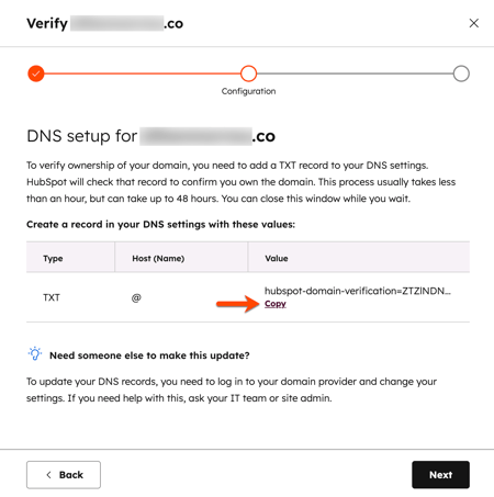 Boîte de dialogue de configuration du système de noms de domaine (DNS) pour la vérification du domaine, affichant le type d’enregistrement TXT, le nom d’hôte et un lien de copie pour la valeur qui doit être ajoutée aux paramètres du système de noms de domaine).