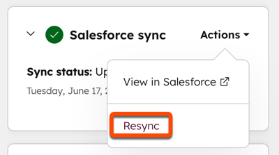Capture d’écran montrant la carte de synchronisation Salesforce sur une fiche d’informations d’un contact dans HubSpot, mettant en évidence l’option de resynchronisation.