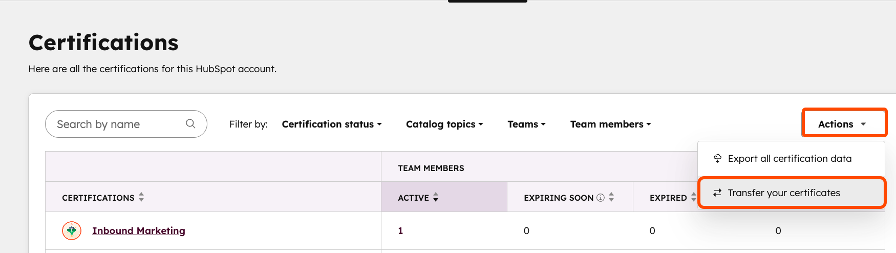 La page des certifications de mon équipe qui comporte le menu déroulant Actions et l’option Transférer mes certifications.