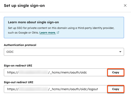 Le panneau latéral droit s’affiche pour la configuration de l’authentification unique pour le contenu privé à l’aide de la méthode OIDC. Le menu déroulant Protocole d’authentification, l’URI de redirection d’authentification et le champ URI de redirection de déconnexion sont visibles. Une boîte entoure les boutons Copier à droite des champs URI de redirection d’inscription/de déconnexion.